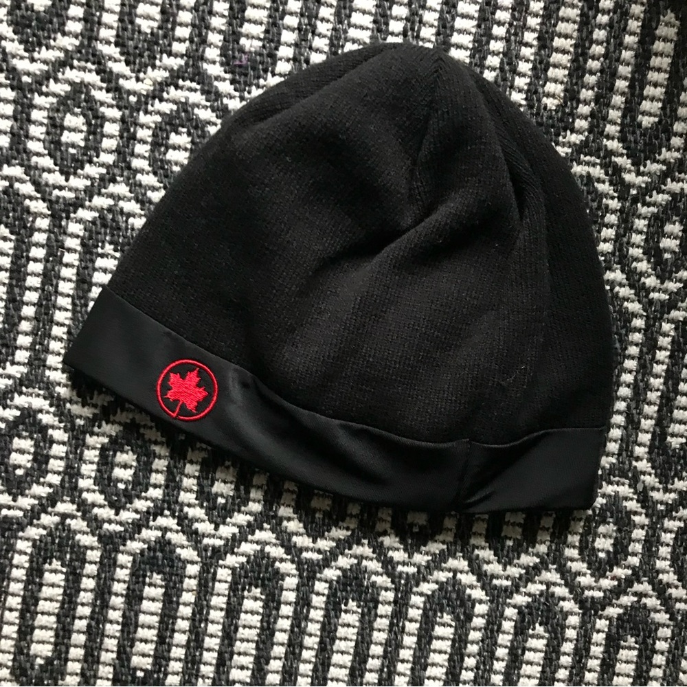 Red Maple Leaf touque NWOT